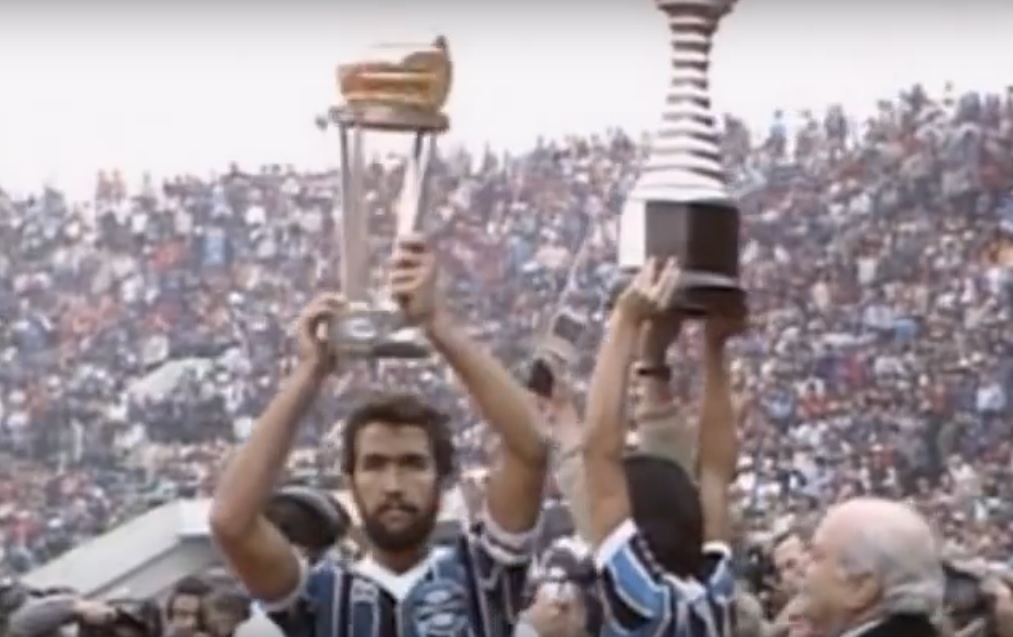 Gremio ergue taça de campeao do mundo em 1983